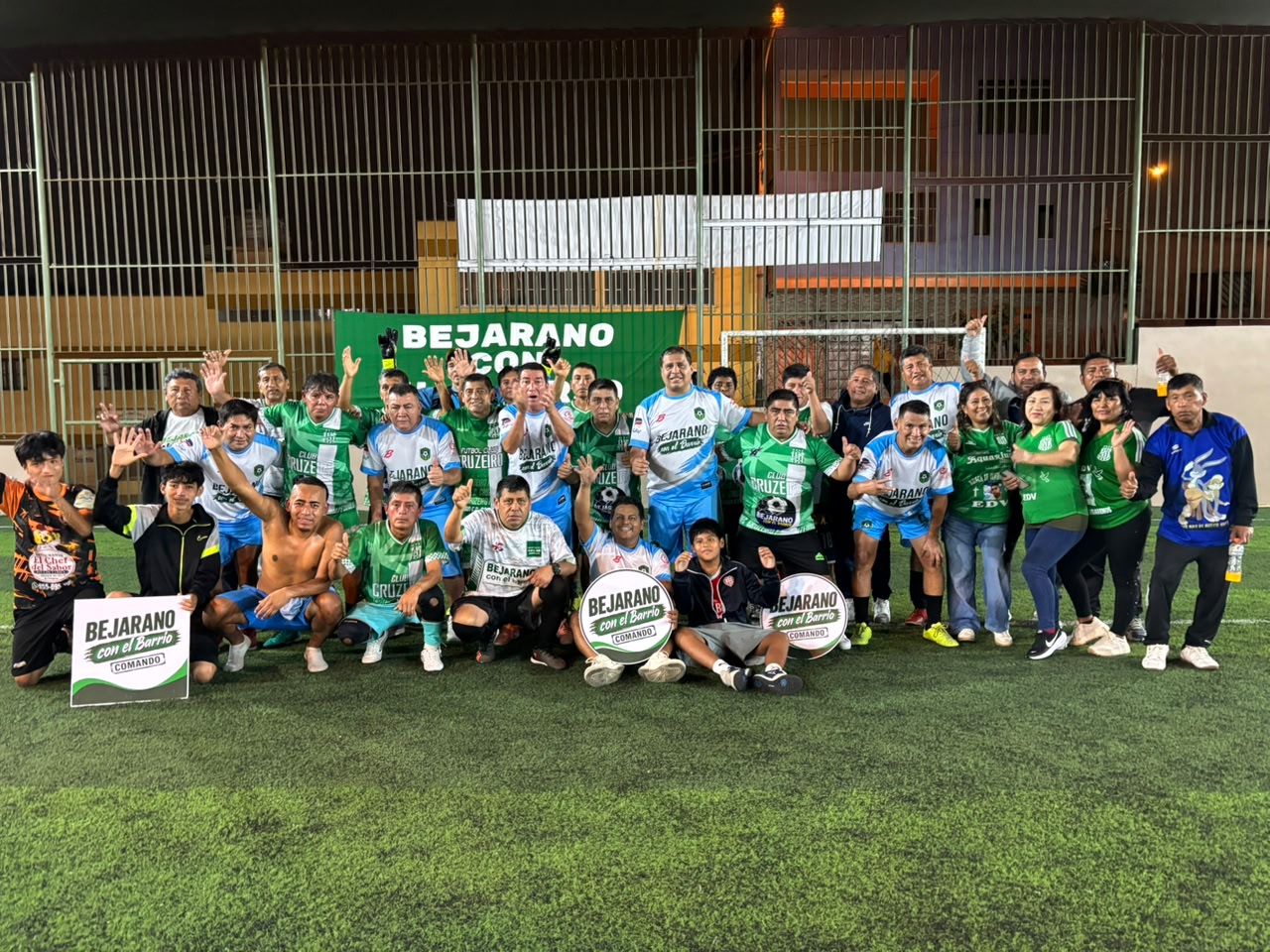 Bejarano con vecinos